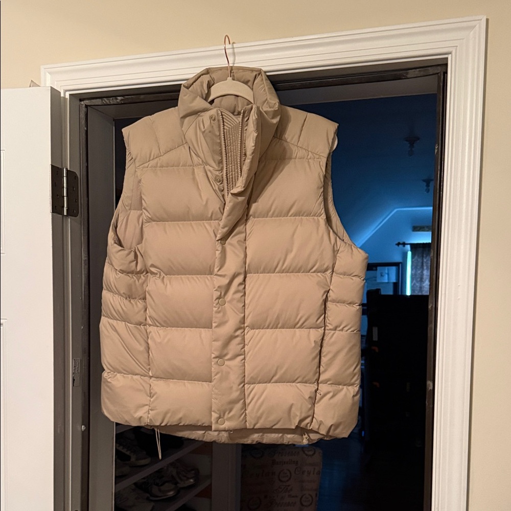 Gently worn lululemon wunder puff vest. Trench. Men’s small